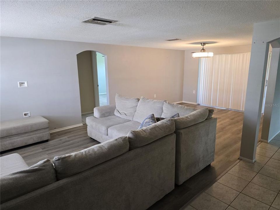 Active With Contract: $249,900 (3 beds, 2 baths, 1652 Square Feet)