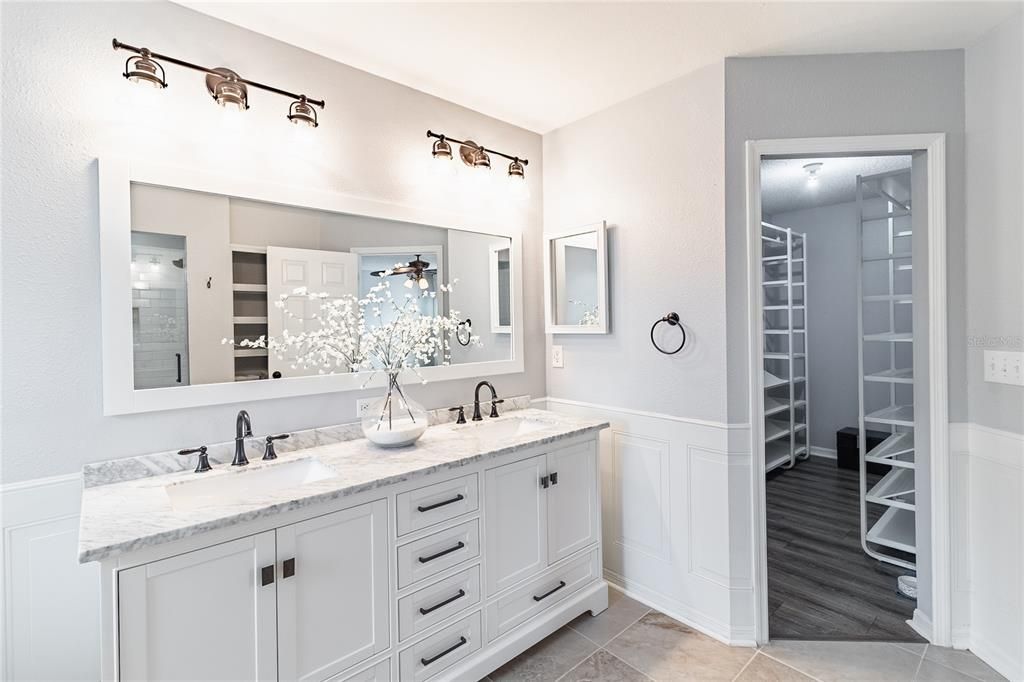 En-suite bathroom with walk-in closet