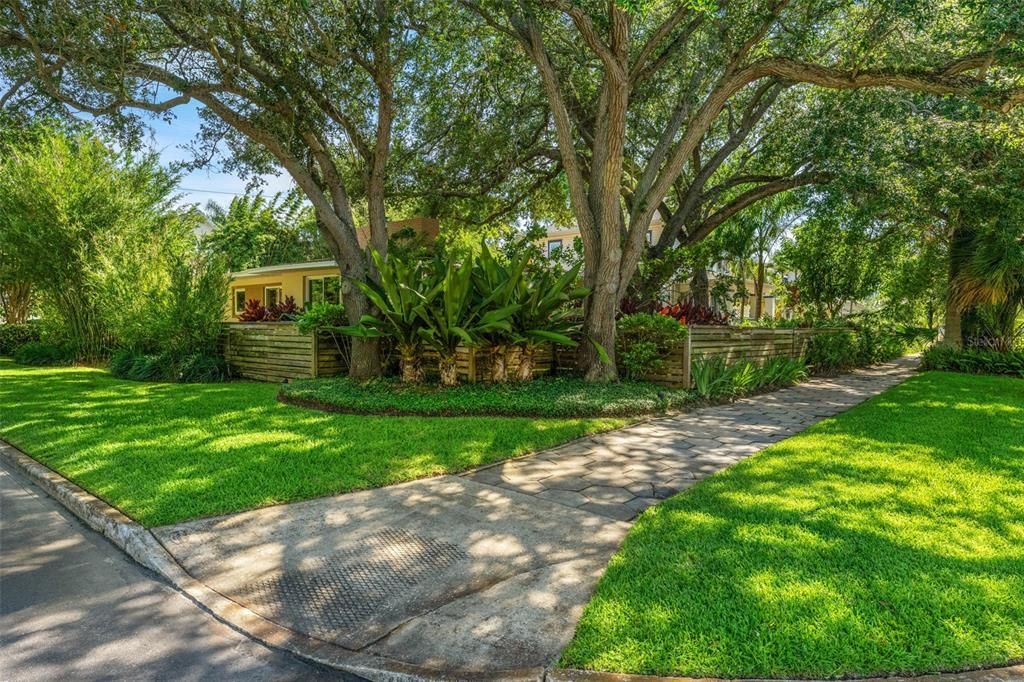 Active With Contract: $1,095,000 (3 beds, 2 baths, 1519 Square Feet)