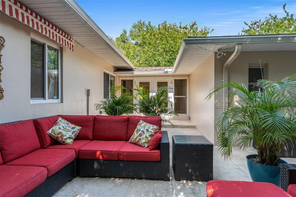 Active With Contract: $1,095,000 (3 beds, 2 baths, 1519 Square Feet)