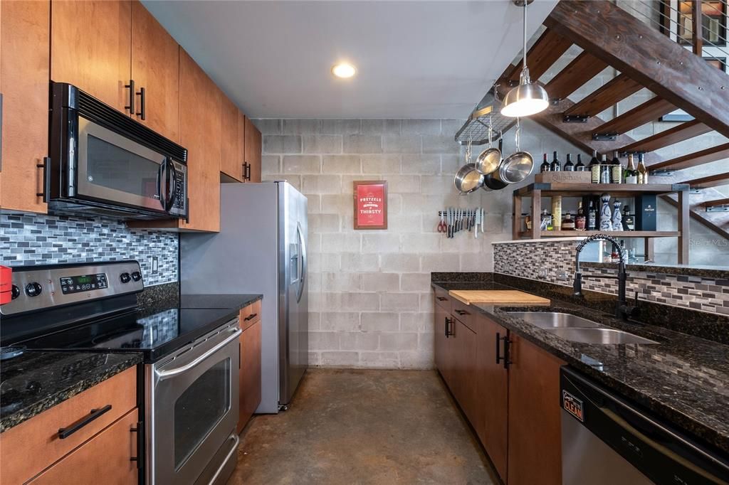 For Sale: $425,000 (1 beds, 1 baths, 992 Square Feet)