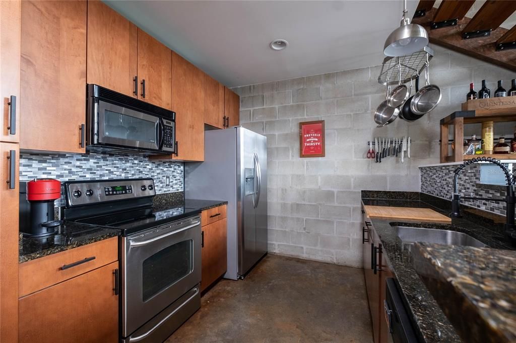 For Sale: $425,000 (1 beds, 1 baths, 992 Square Feet)