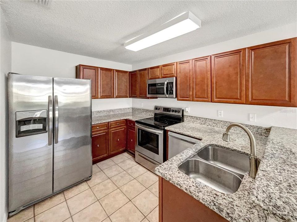 For Sale: $157,000 (2 beds, 2 baths, 784 Square Feet)