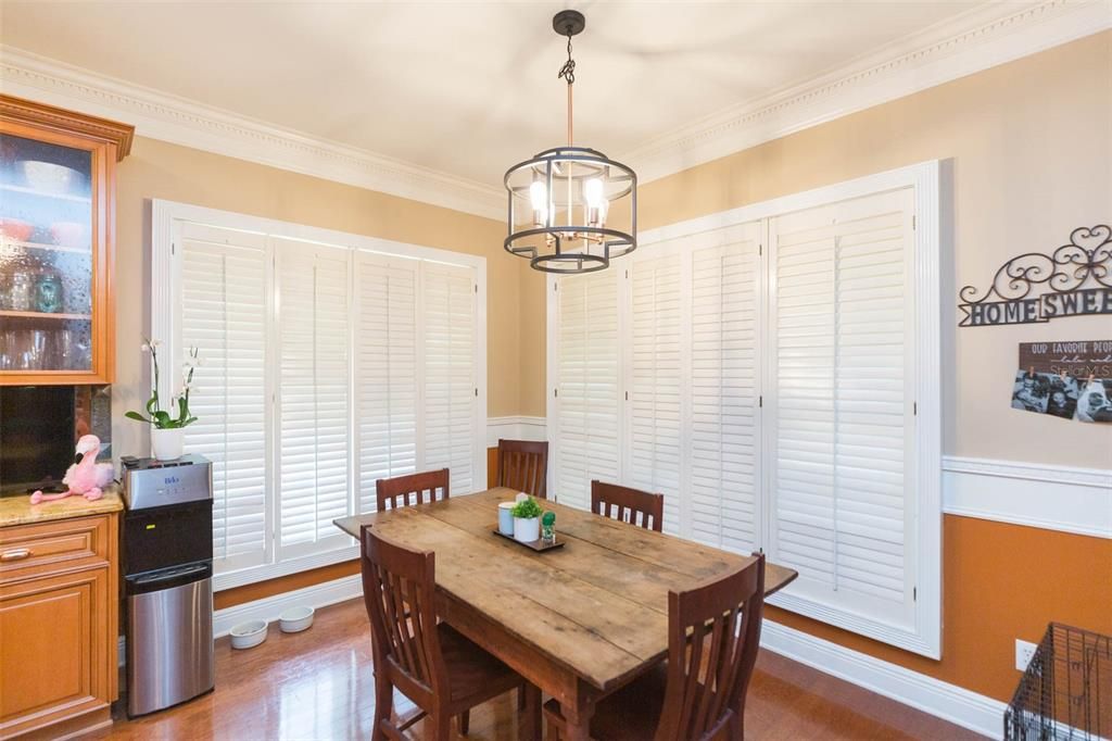 large dining room is conveniently located close to the kitchen :)