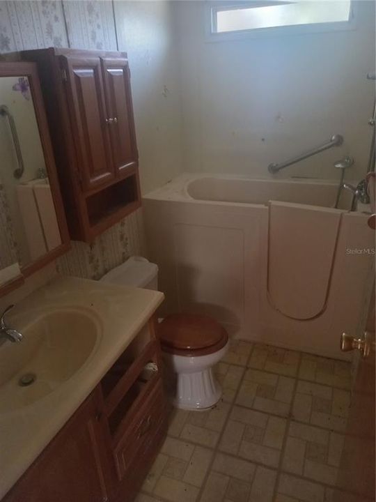 For Sale: $140,000 (2 beds, 1 baths, 1176 Square Feet)