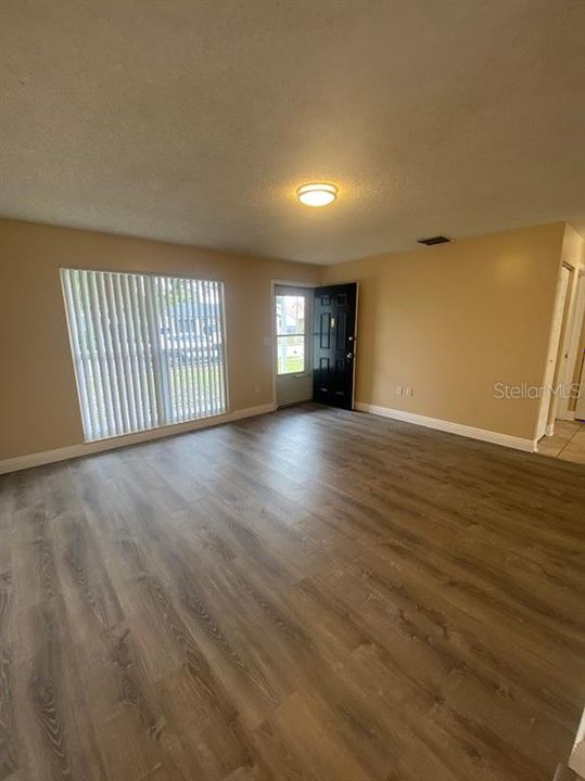 For Rent: $1,600 (2 beds, 1 baths, 806 Square Feet)