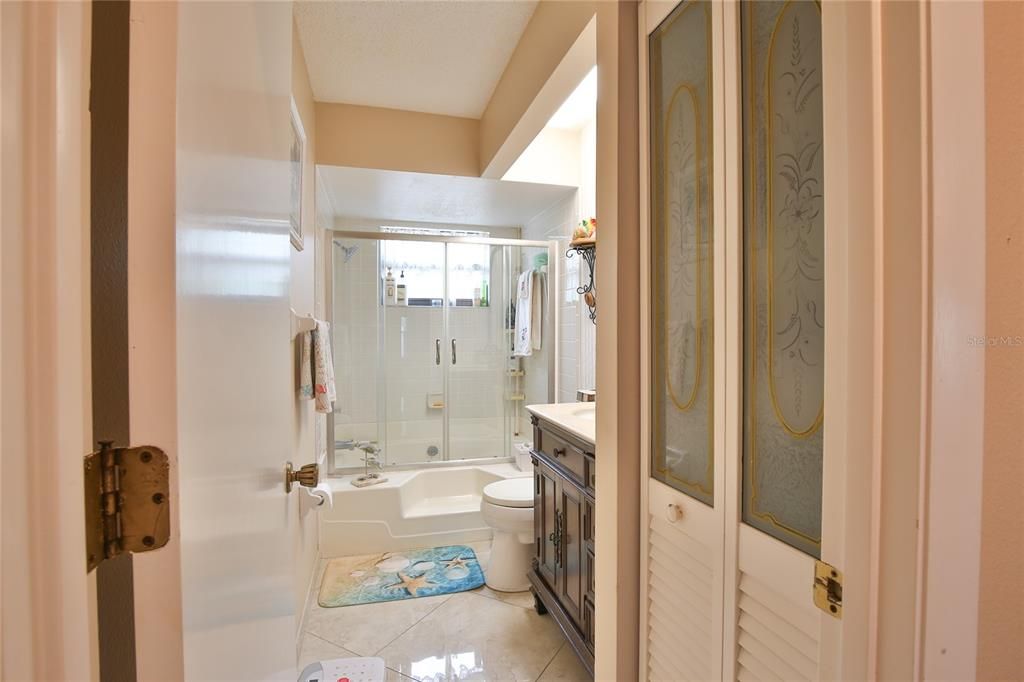 Hall Bath w/Tub Shower & Tile Flooring