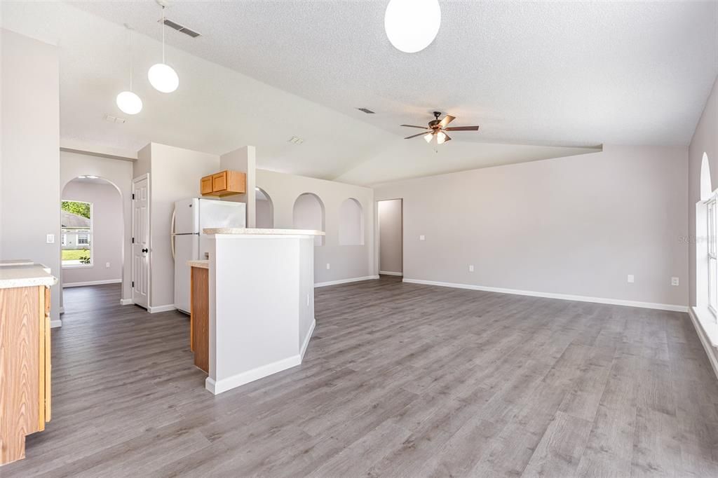 For Sale: $349,900 (3 beds, 2 baths, 1638 Square Feet)