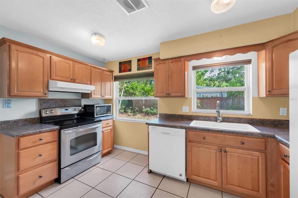 For Sale: $399,000 (2 beds, 1 baths, 968 Square Feet)