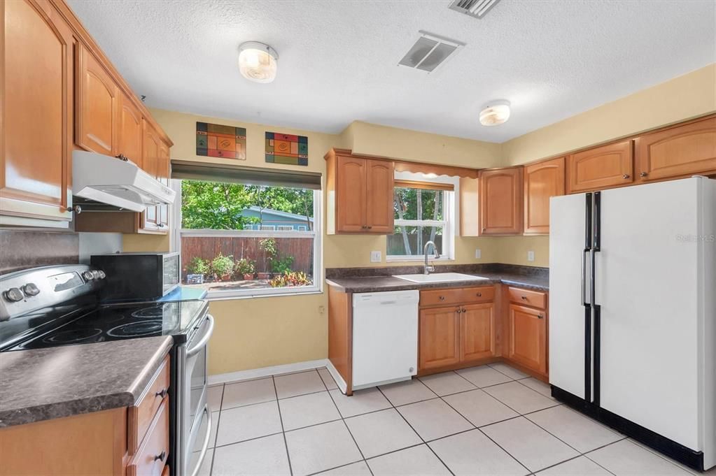 For Sale: $399,000 (2 beds, 1 baths, 968 Square Feet)