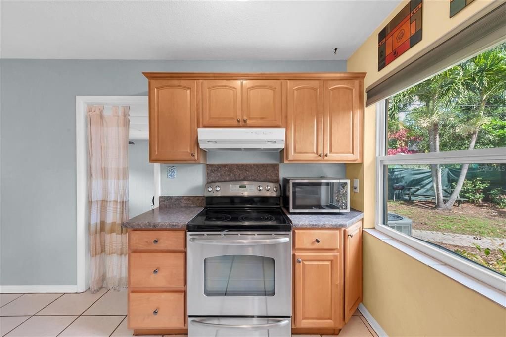 For Sale: $399,000 (2 beds, 1 baths, 968 Square Feet)