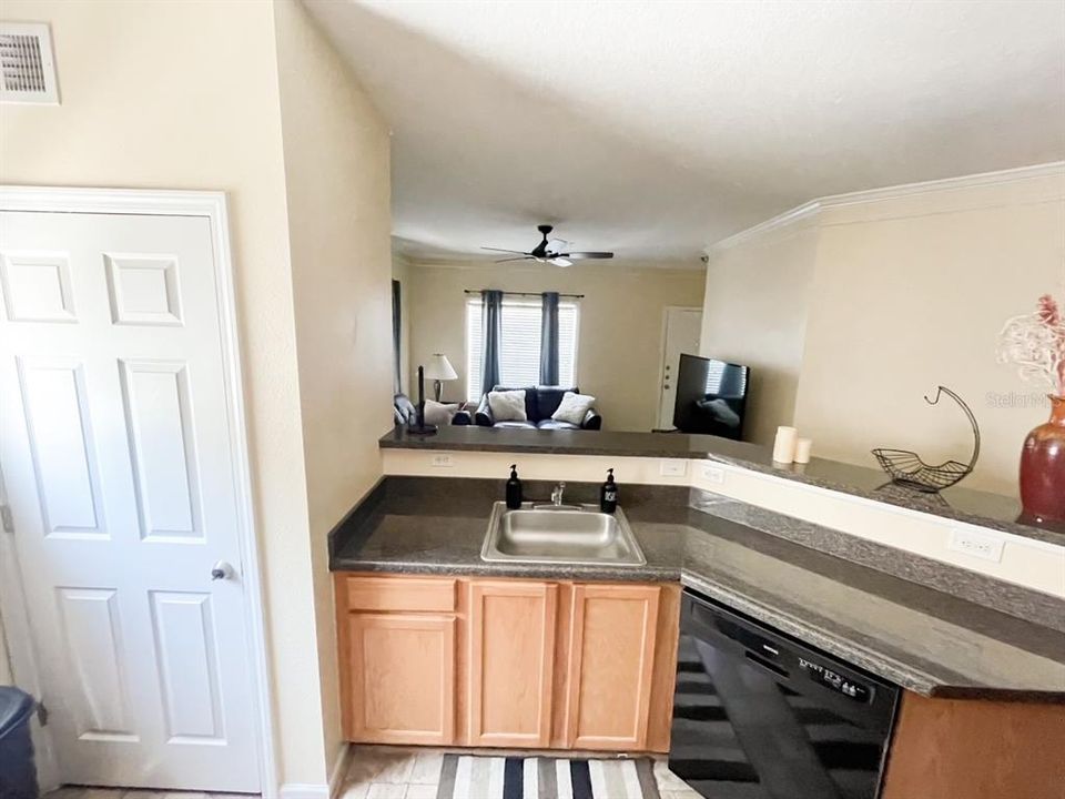 For Sale: $209,000 (1 beds, 1 baths, 794 Square Feet)