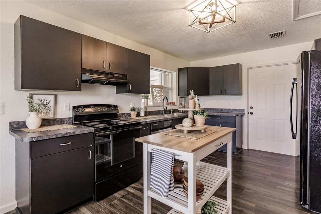 Active With Contract: $287,000 (3 beds, 2 baths, 1431 Square Feet)