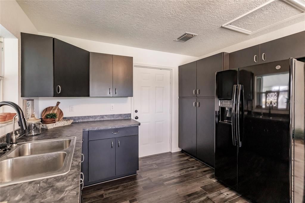 Active With Contract: $287,000 (3 beds, 2 baths, 1431 Square Feet)