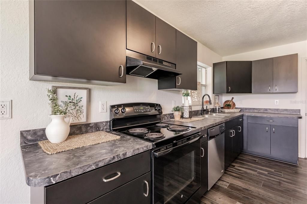 Active With Contract: $287,000 (3 beds, 2 baths, 1431 Square Feet)