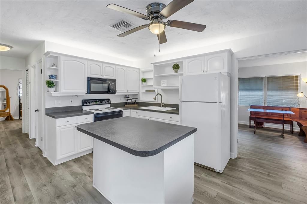 Active With Contract: $350,000 (2 beds, 1 baths, 1352 Square Feet)