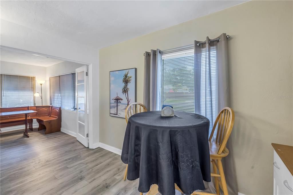 Active With Contract: $350,000 (2 beds, 1 baths, 1352 Square Feet)