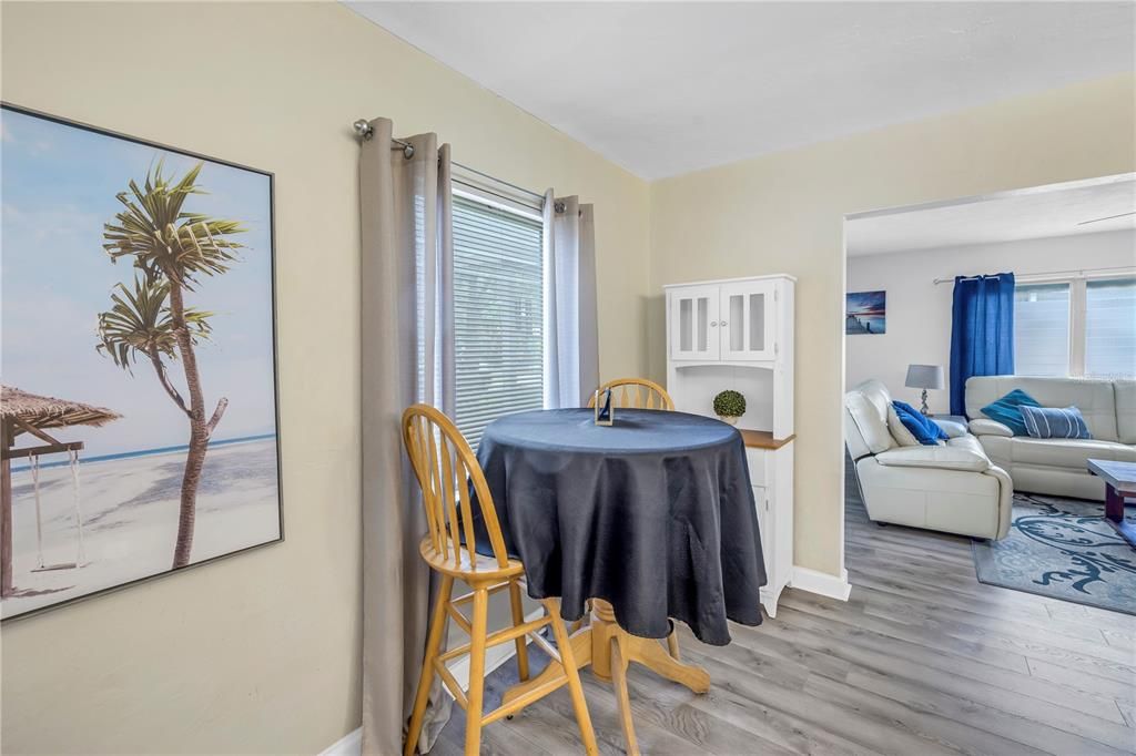 Active With Contract: $350,000 (2 beds, 1 baths, 1352 Square Feet)