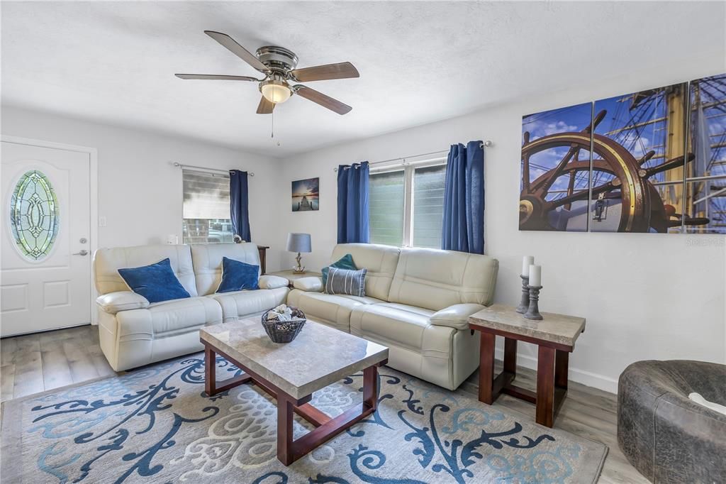 Active With Contract: $350,000 (2 beds, 1 baths, 1352 Square Feet)