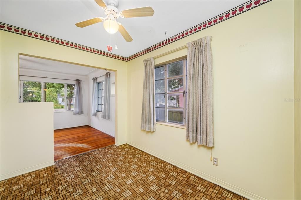 Recently Sold: $289,000 (2 beds, 1 baths, 811 Square Feet)