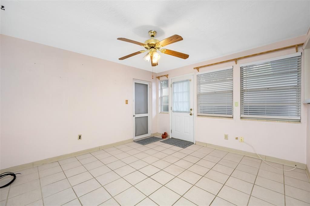 Recently Sold: $289,000 (2 beds, 1 baths, 811 Square Feet)