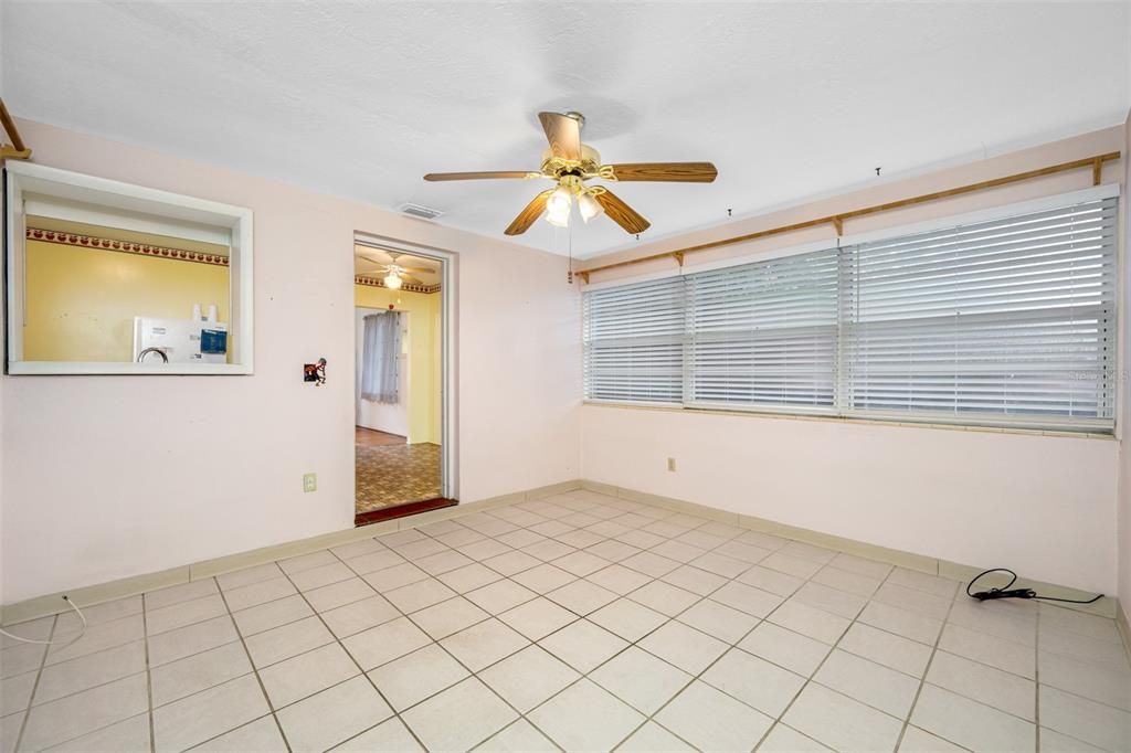 Recently Sold: $289,000 (2 beds, 1 baths, 811 Square Feet)