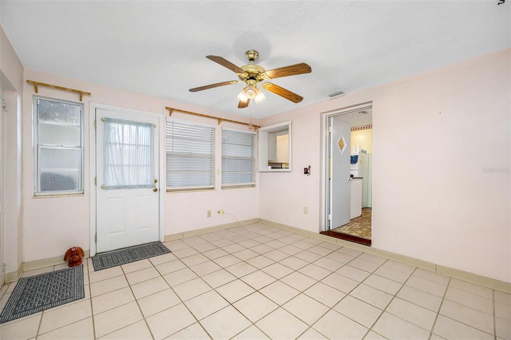 Recently Sold: $289,000 (2 beds, 1 baths, 811 Square Feet)