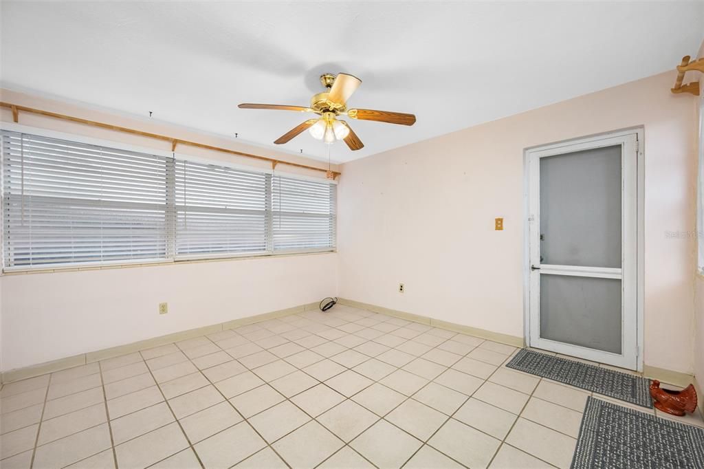 Recently Sold: $289,000 (2 beds, 1 baths, 811 Square Feet)