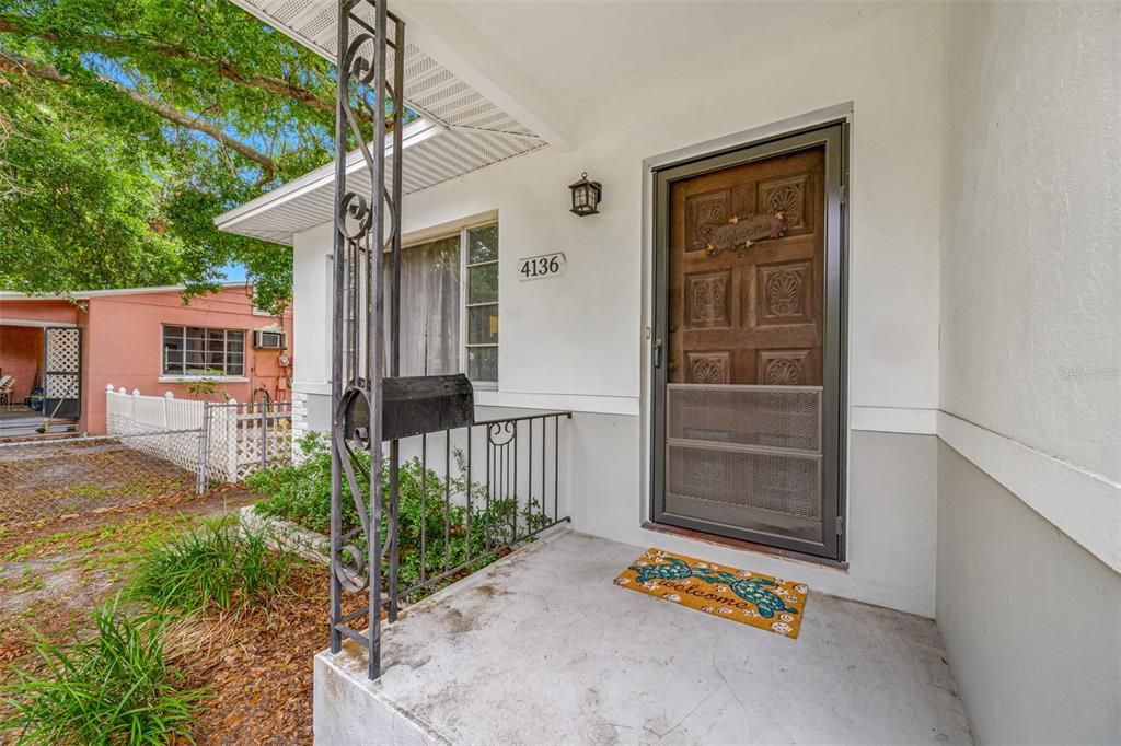 Recently Sold: $289,000 (2 beds, 1 baths, 811 Square Feet)