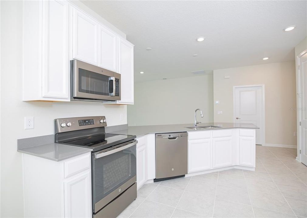 Active With Contract: $2,800 (4 beds, 3 baths, 2109 Square Feet)