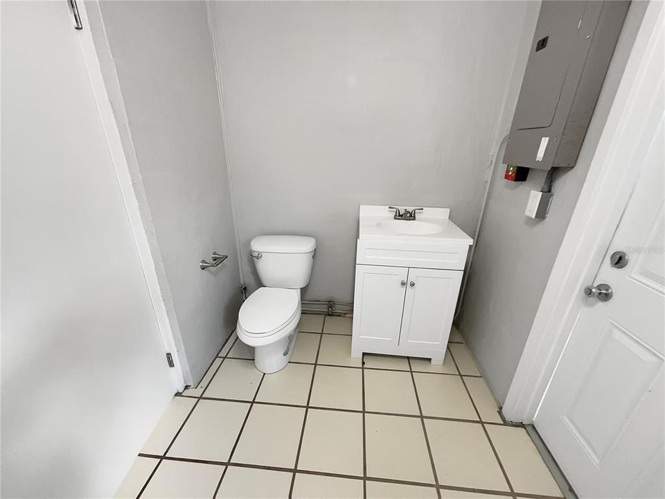 For Sale: $316,000 (2 beds, 1 baths, 886 Square Feet)