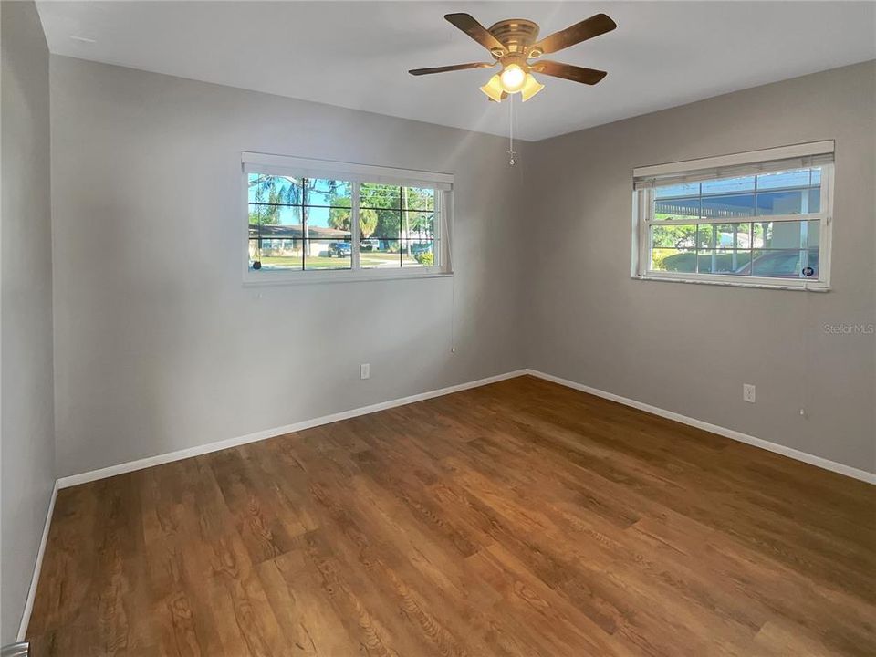 Active With Contract: $305,000 (2 beds, 1 baths, 886 Square Feet)