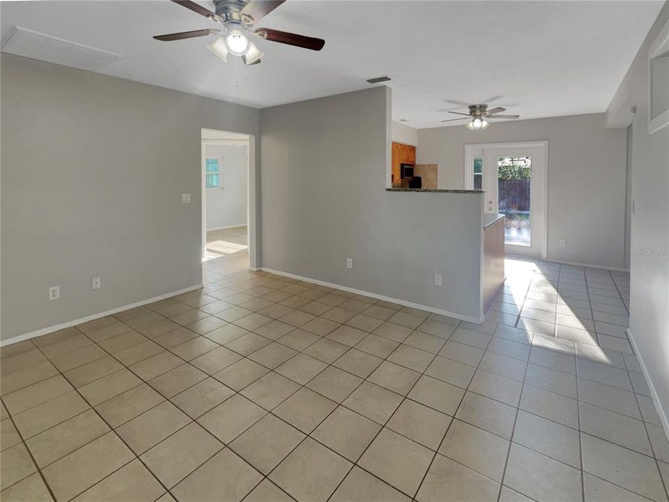 Active With Contract: $305,000 (2 beds, 1 baths, 886 Square Feet)