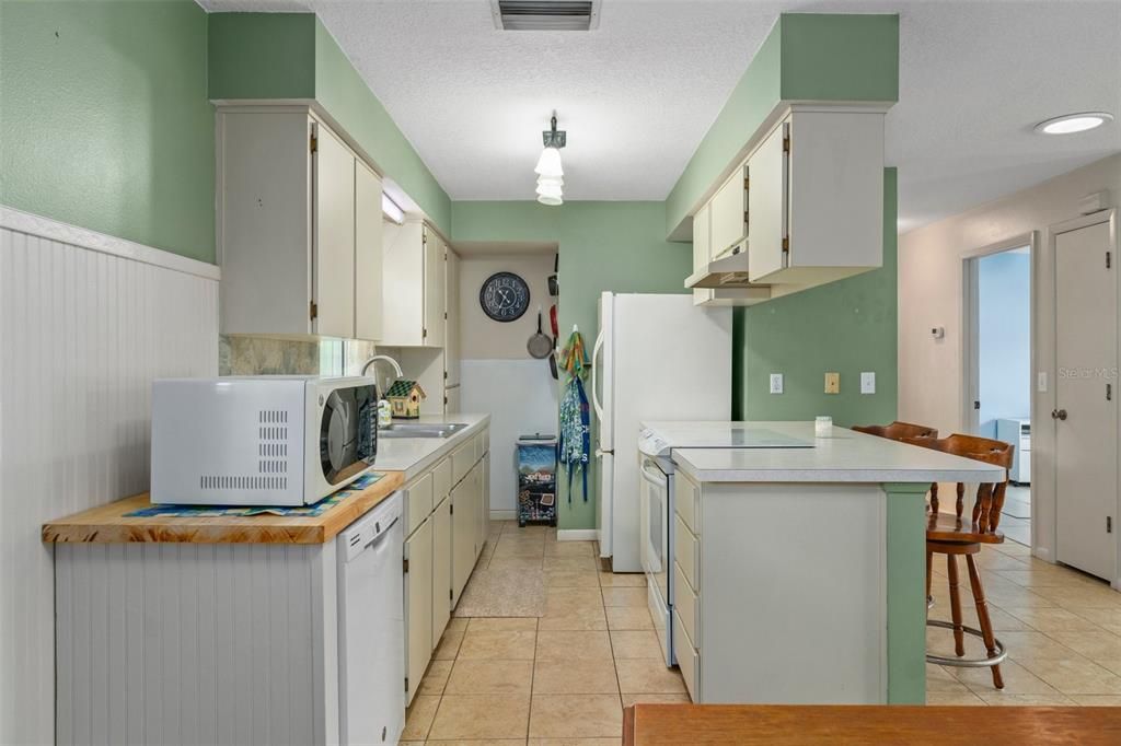 For Sale: $240,900 (3 beds, 2 baths, 1318 Square Feet)