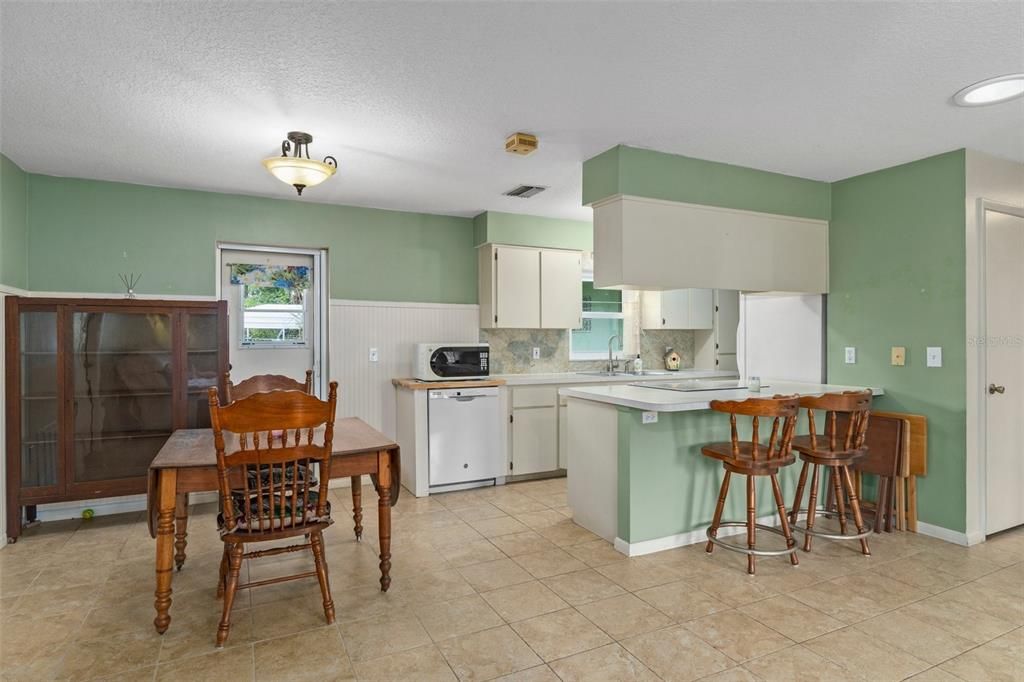 For Sale: $240,900 (3 beds, 2 baths, 1318 Square Feet)