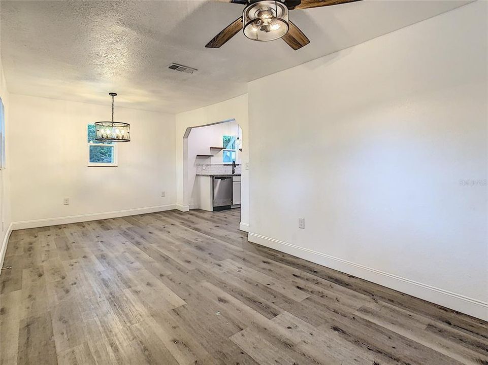 For Sale: $250,000 (2 beds, 1 baths, 759 Square Feet)