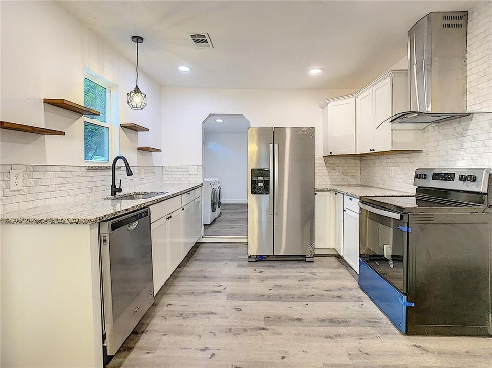 For Sale: $250,000 (2 beds, 1 baths, 759 Square Feet)