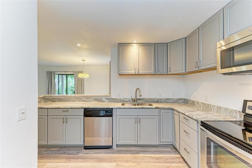 For Sale: $249,500 (2 beds, 2 baths, 982 Square Feet)