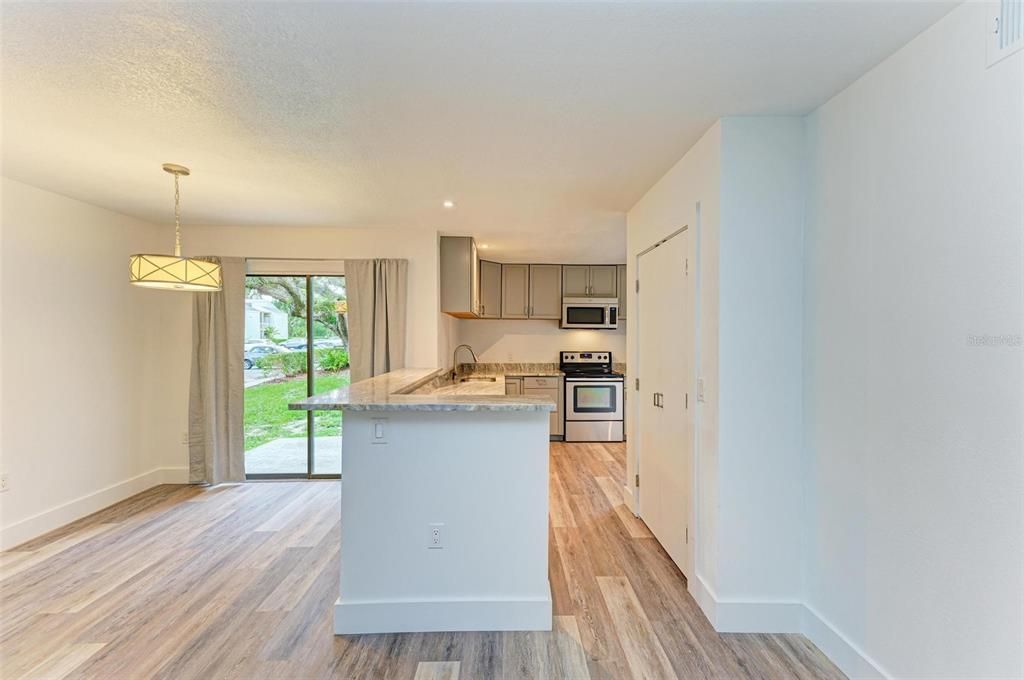 For Sale: $249,500 (2 beds, 2 baths, 982 Square Feet)