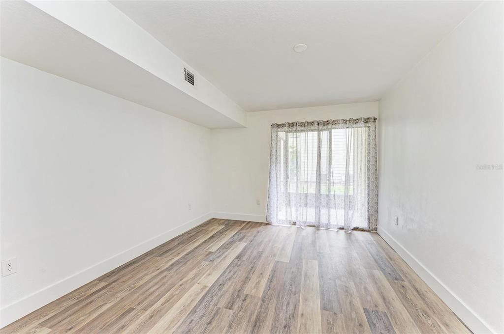 For Sale: $249,500 (2 beds, 2 baths, 982 Square Feet)