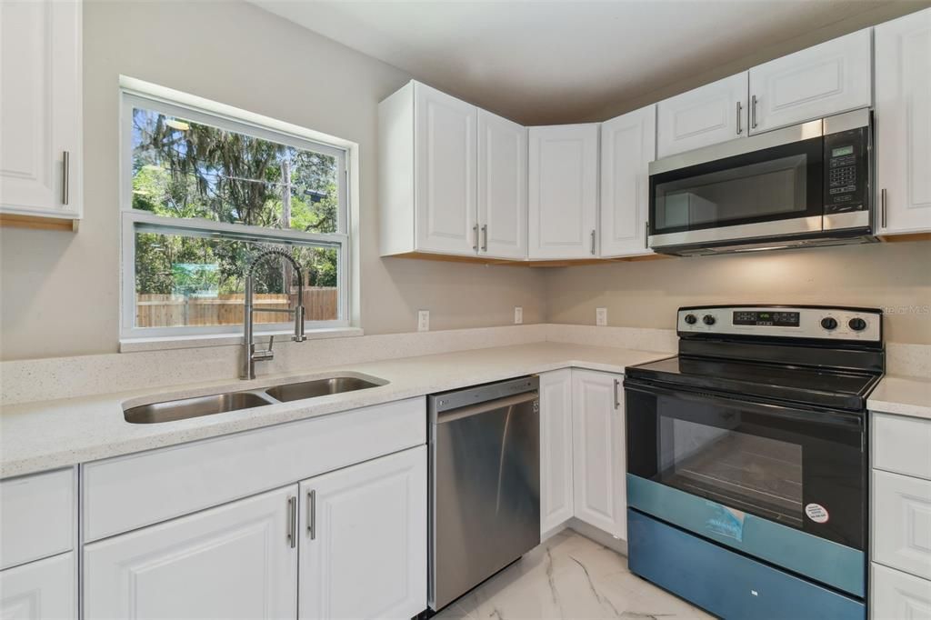 For Sale: $239,000 (2 beds, 2 baths, 700 Square Feet)