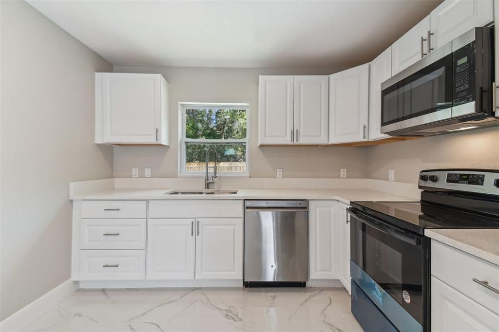 For Sale: $239,000 (2 beds, 2 baths, 700 Square Feet)