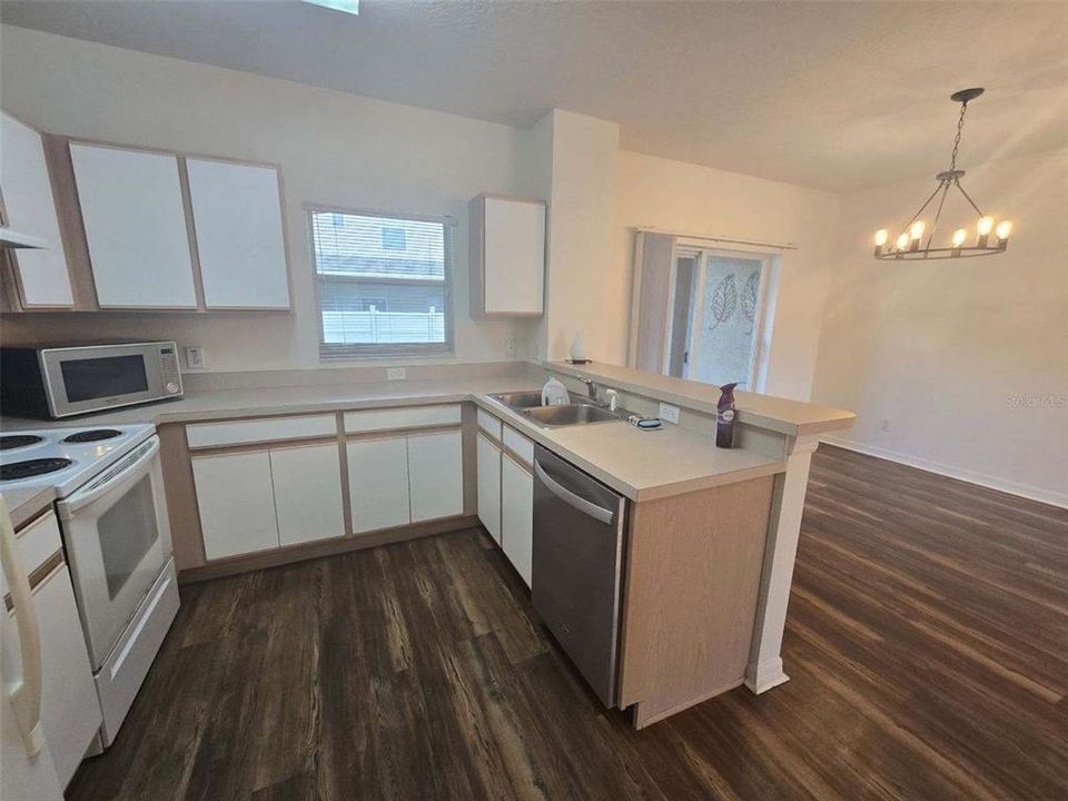 For Sale: $269,990 (2 beds, 2 baths, 1233 Square Feet)