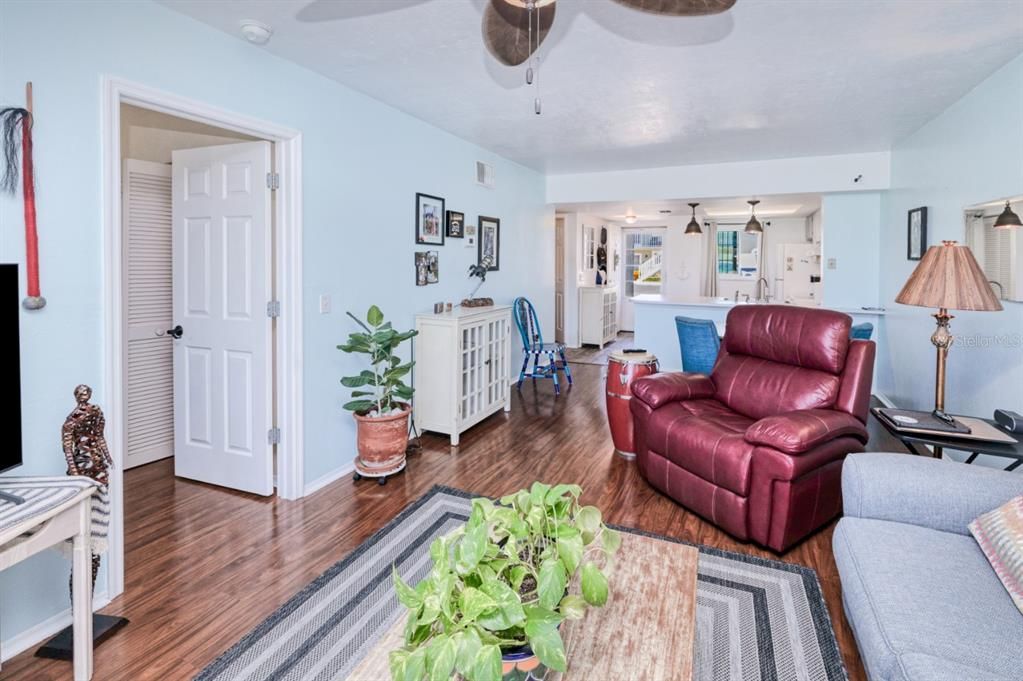 For Sale: $177,000 (2 beds, 2 baths, 897 Square Feet)