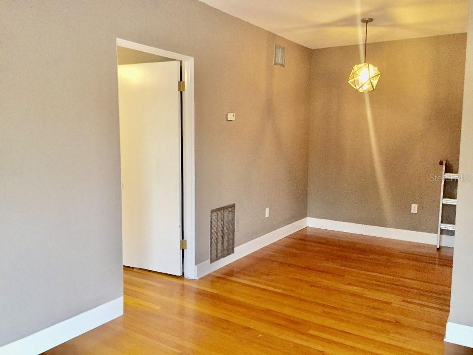 For Sale: $245,000 (1 beds, 1 baths, 560 Square Feet)