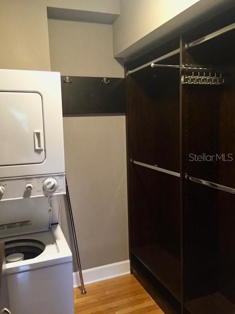 For Sale: $245,000 (1 beds, 1 baths, 560 Square Feet)