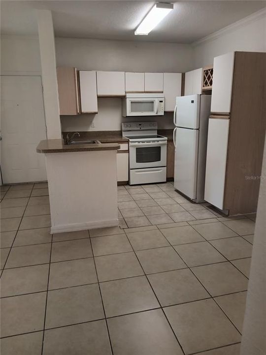 For Sale: $190,000 (2 beds, 1 baths, 933 Square Feet)