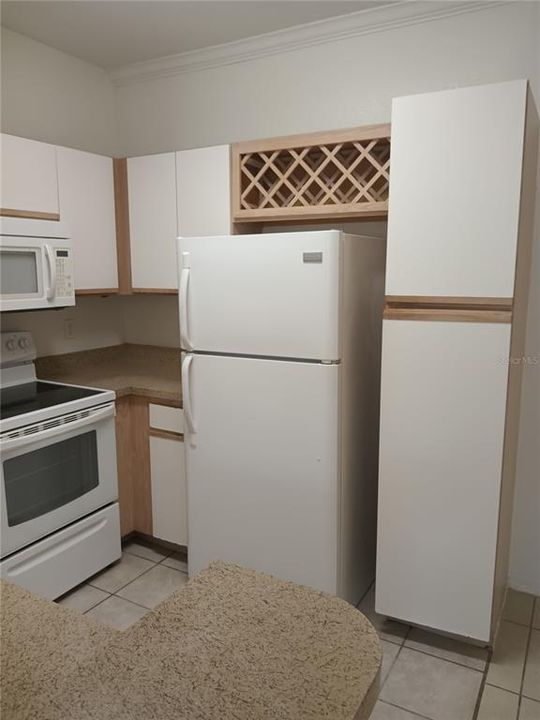 For Sale: $190,000 (2 beds, 1 baths, 933 Square Feet)