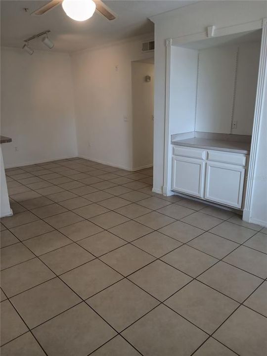 For Sale: $190,000 (2 beds, 1 baths, 933 Square Feet)