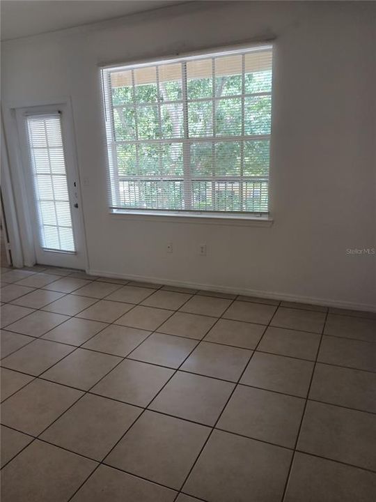 For Sale: $190,000 (2 beds, 1 baths, 933 Square Feet)